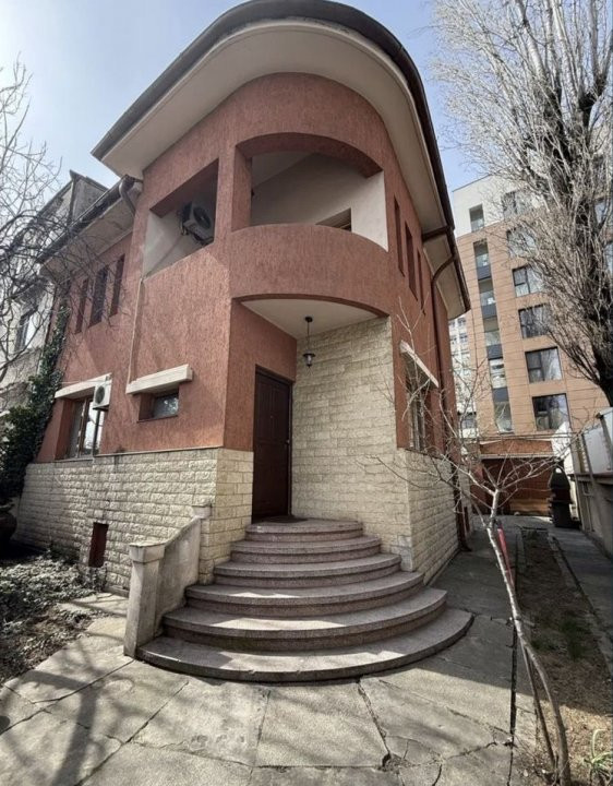 Vila cu personalitate - 6 camere in Cotroceni 