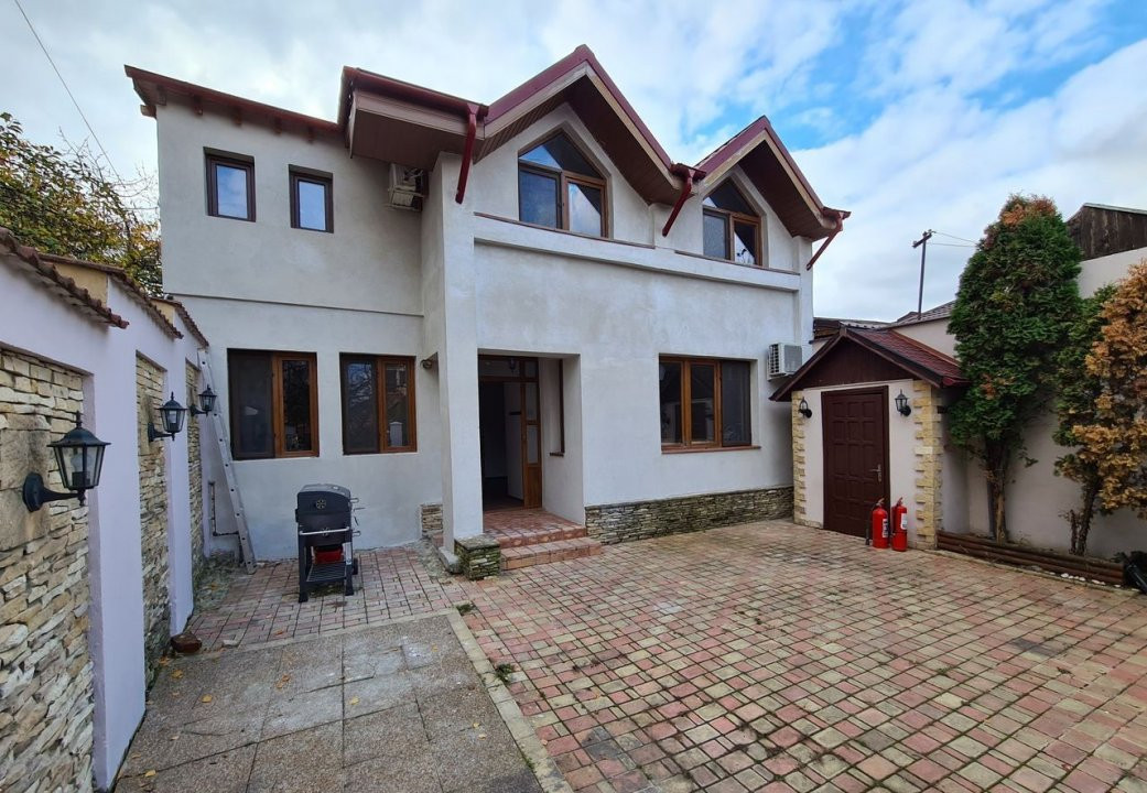 Vila cocheta cu 4 camere, parcare si curte - Baneasa