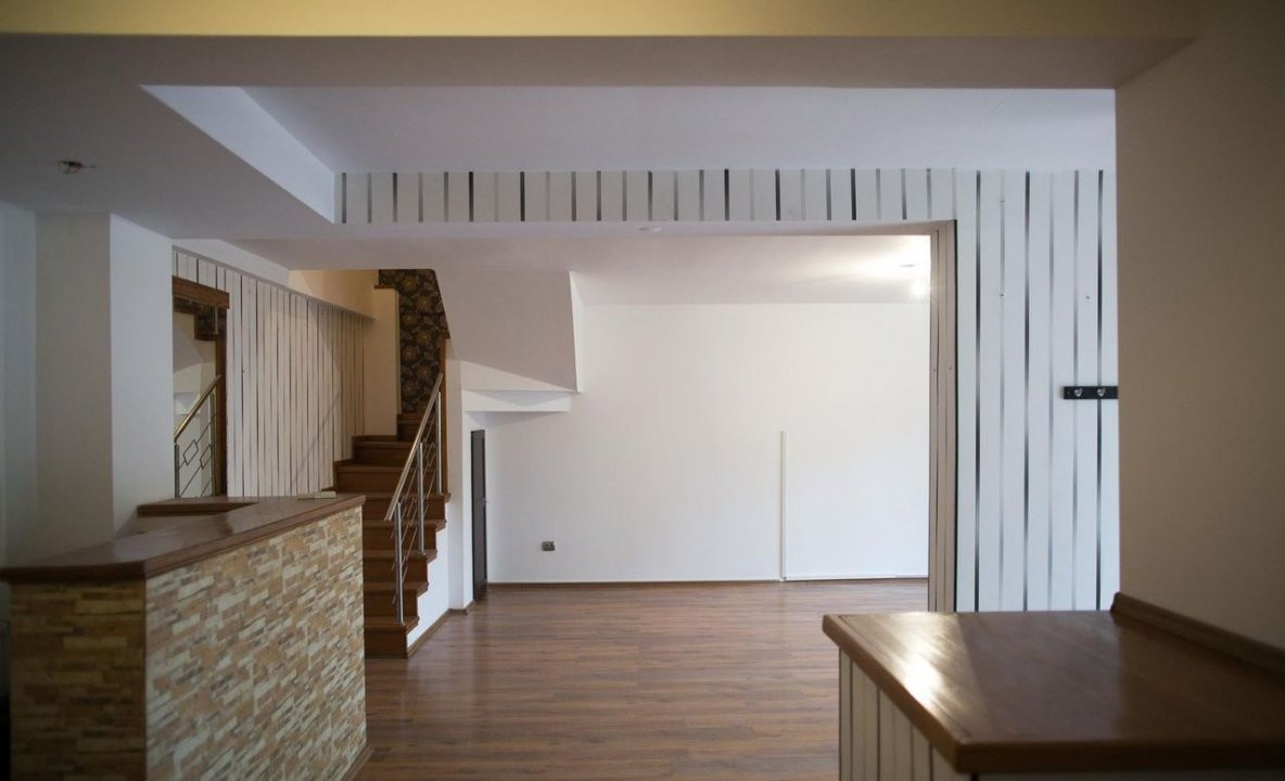 Vila cocheta cu 4 camere, parcare si curte - Baneasa