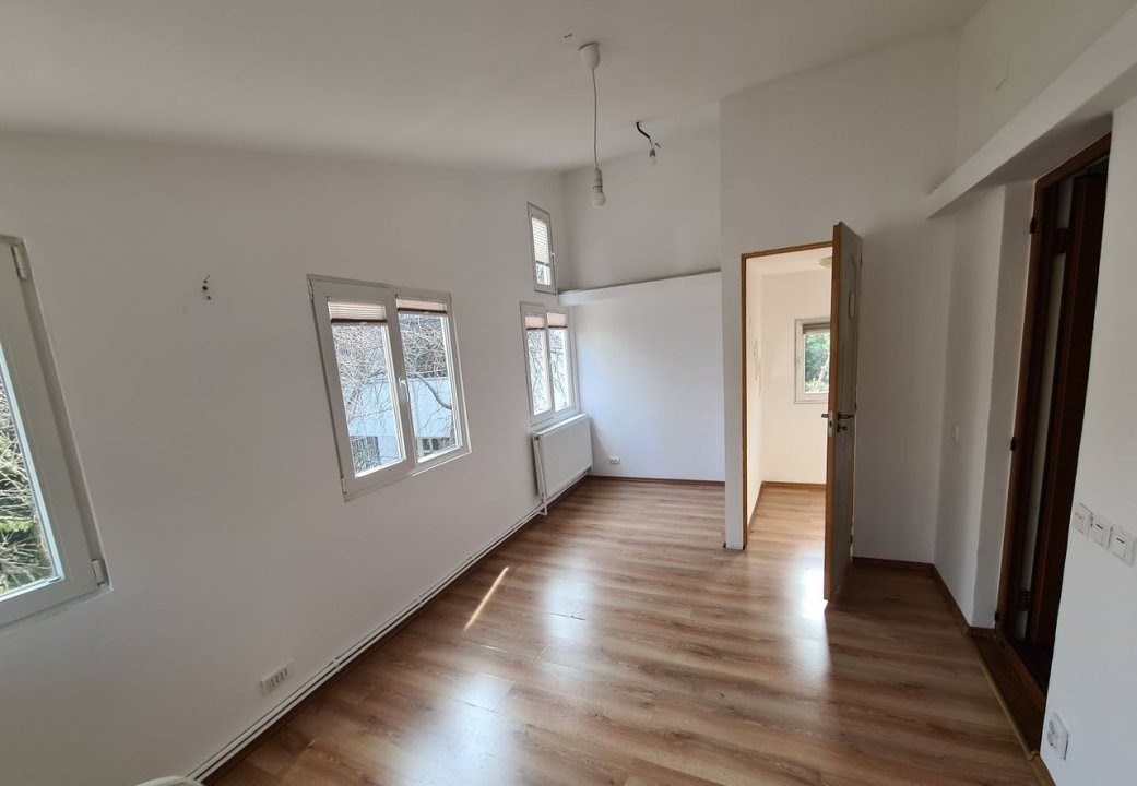 Vila cocheta cu 4 camere, parcare si curte - Baneasa