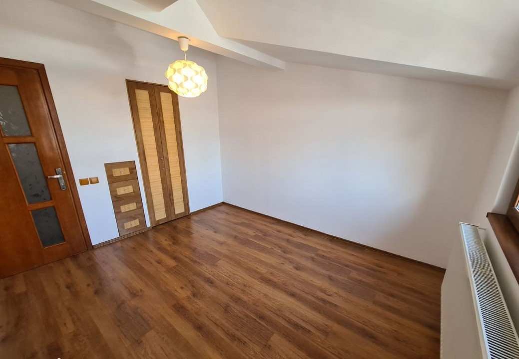 Vila cocheta cu 4 camere, parcare si curte - Baneasa