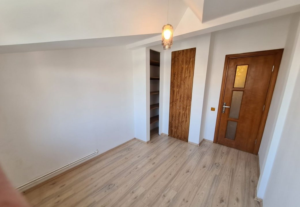 Vila cocheta cu 4 camere, parcare si curte - Baneasa