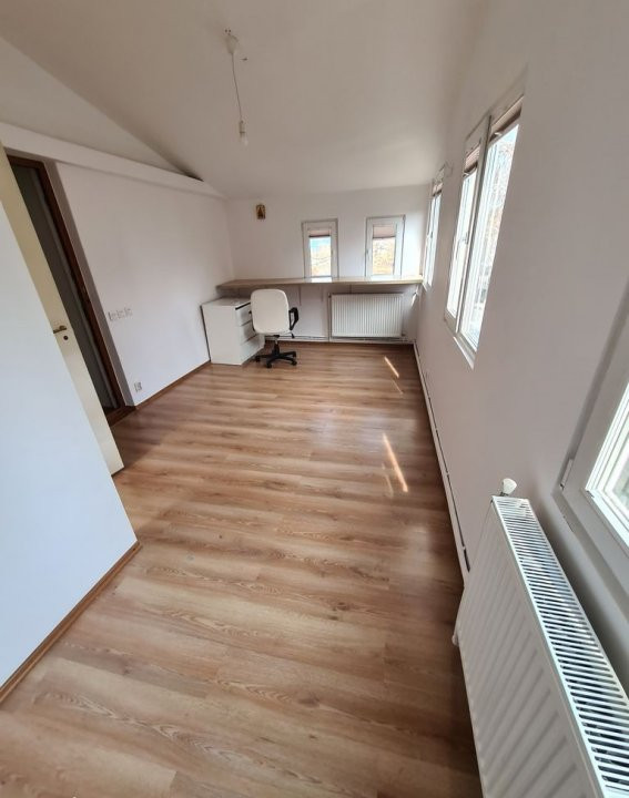 Vila cocheta cu 4 camere, parcare si curte - Baneasa