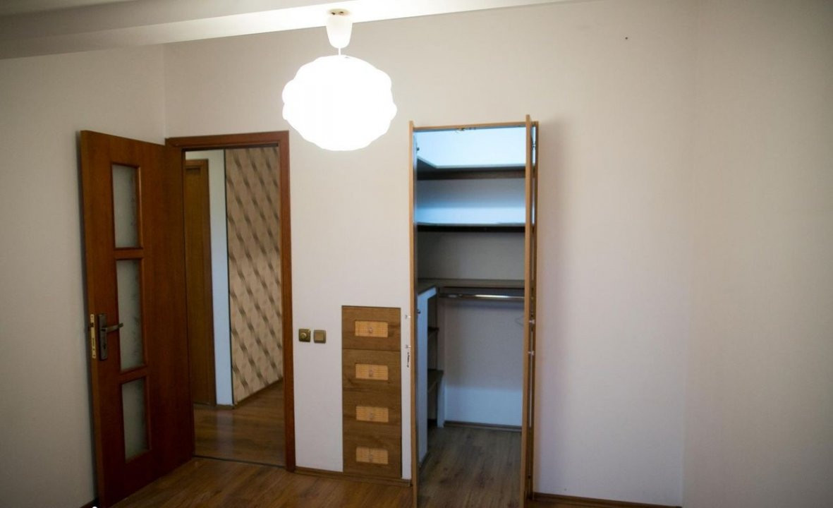 Vila cocheta cu 4 camere, parcare si curte - Baneasa