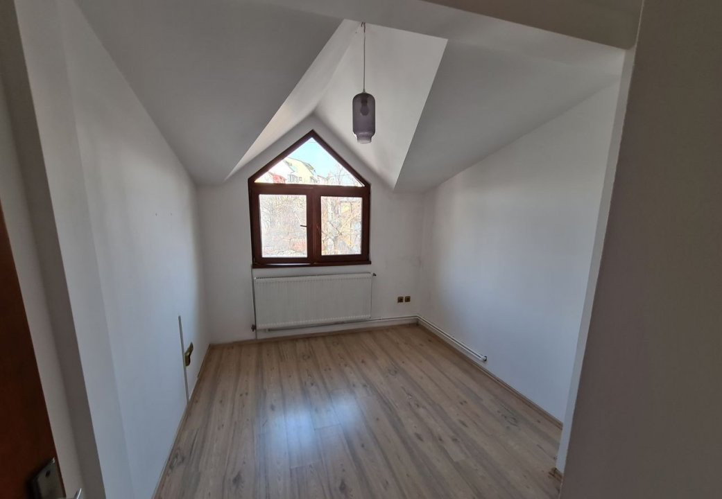 Vila cocheta cu 4 camere, parcare si curte - Baneasa