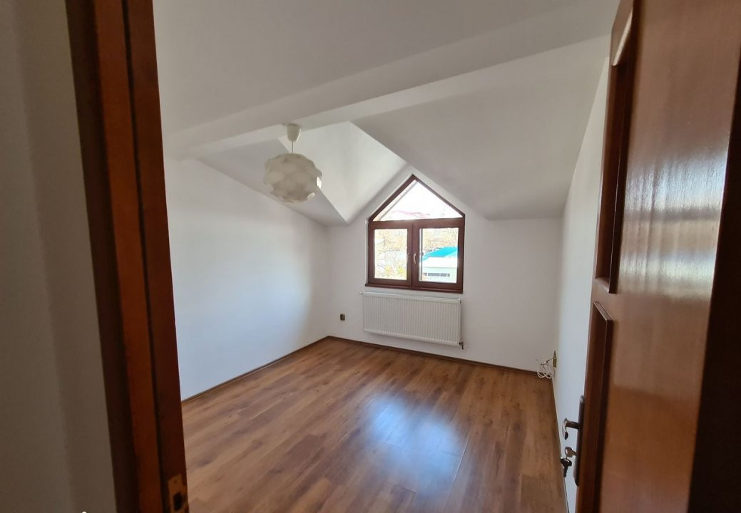 Vila cocheta cu 4 camere, parcare si curte - Baneasa