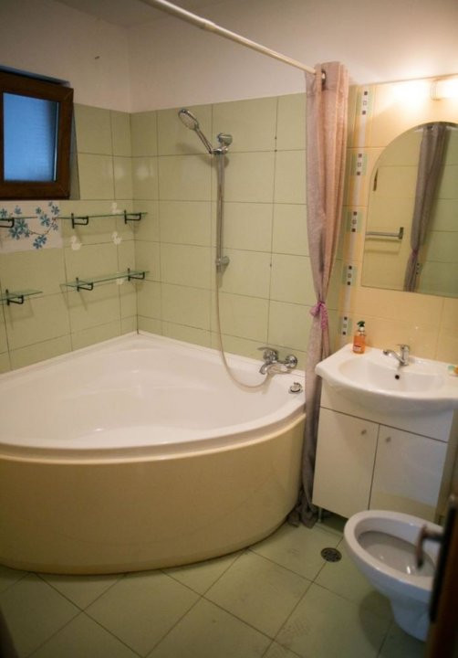 Vila cocheta cu 4 camere, parcare si curte - Baneasa