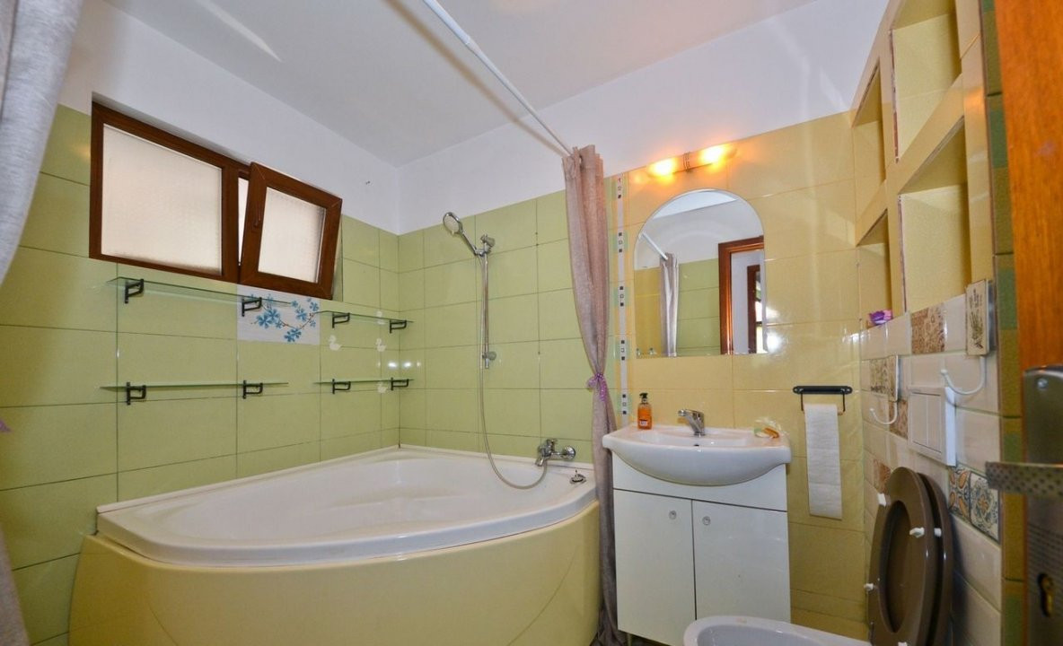 Vila cocheta cu 4 camere, parcare si curte - Baneasa