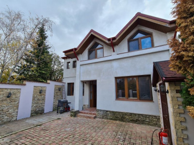 Vila cocheta cu 4 camere, parcare si curte - Baneasa